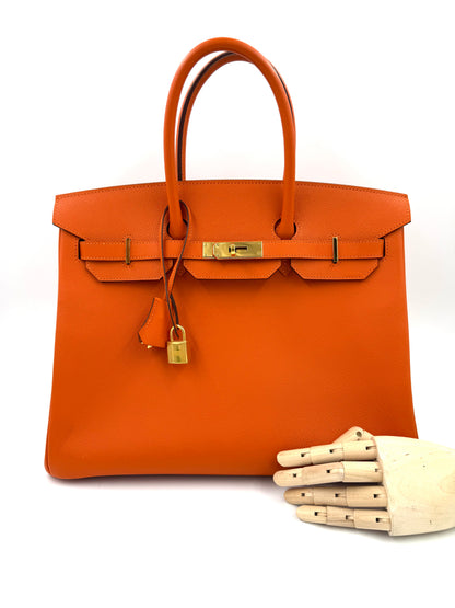 HERMÈS Birkin 35 Epsom orange GHW in Galeriebild 17, porträtorientiert mit Holzhandmodell für Größenvergleich