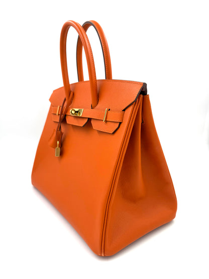 HERMÈS Birkin 35 Epsom orange GHW Designer Handtasche Second Hand schräg von hinten mit goldfarbenem Verschluss