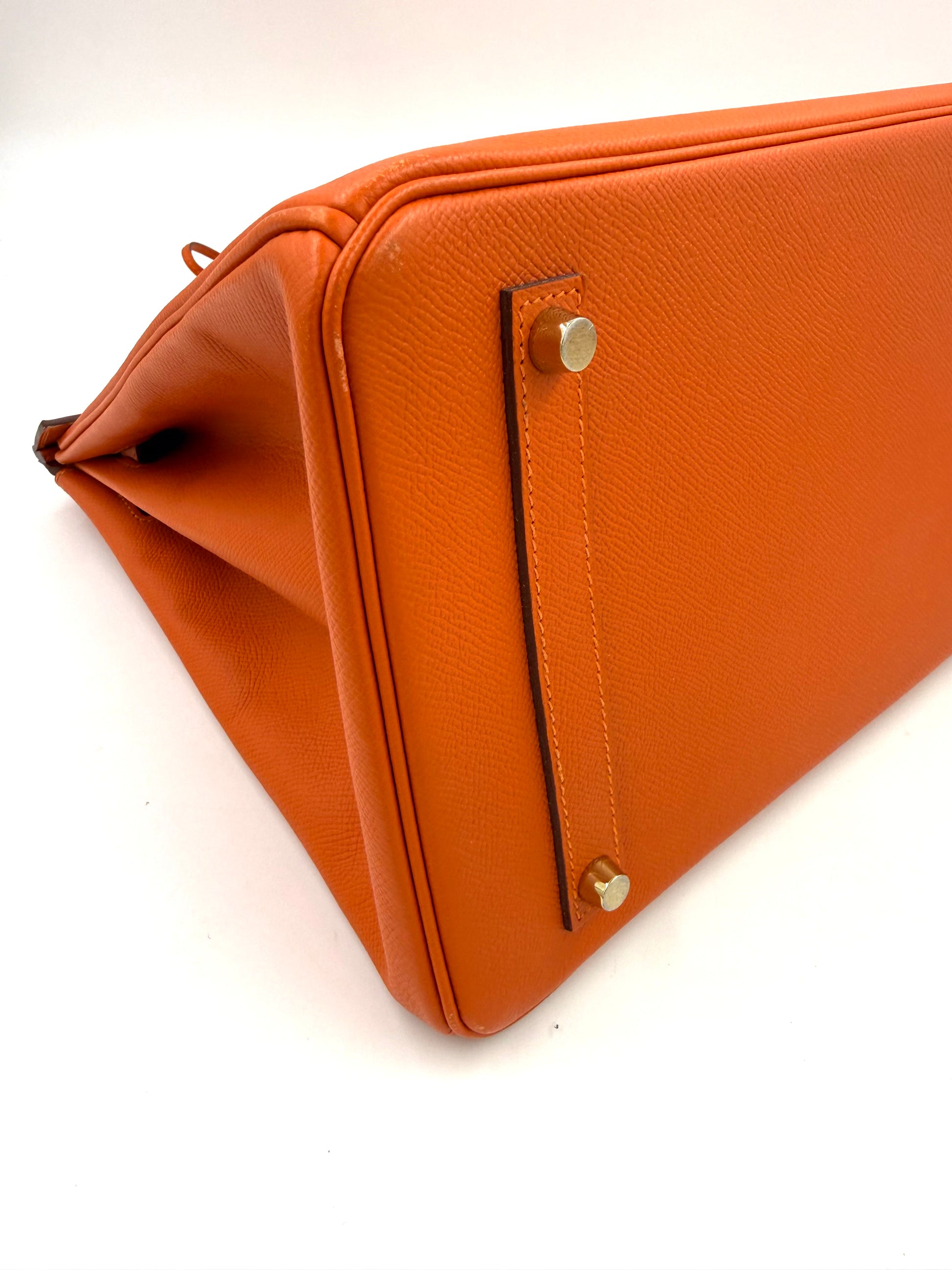 HERMÈS Birkin 35 Epsom orange GHW Detailaufnahme Boden mit goldfarbenen Metallfüßen und genarbtem Leder