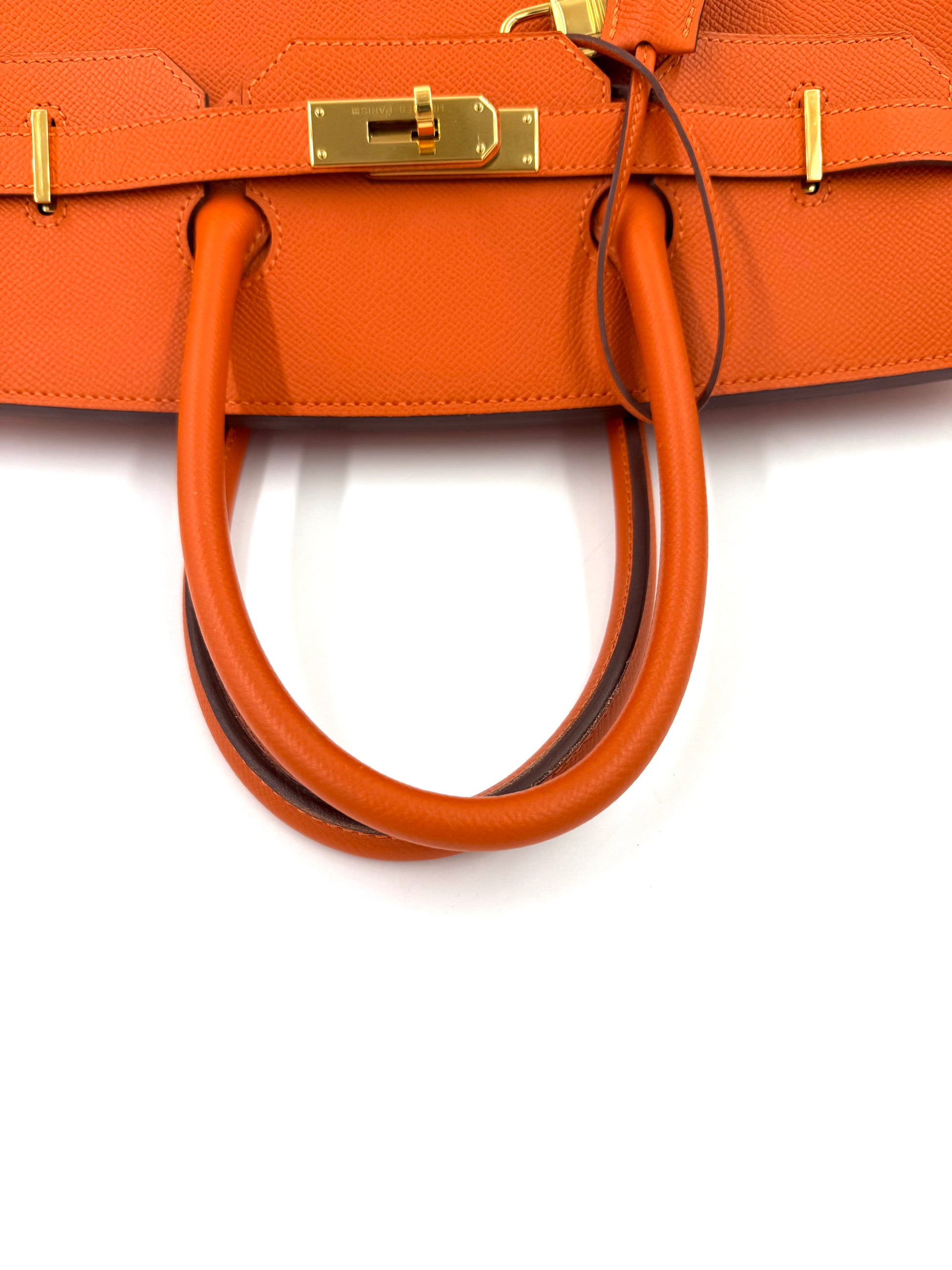 HERMÈS Birkin 35 Epsom orange GHW Nahaufnahme von Griff und goldfarbenem Verschluss der Designerhandtasche