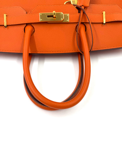 HERMÈS Birkin 35 Epsom orange GHW Nahaufnahme von Griff und goldfarbenem Verschluss der Designerhandtasche
