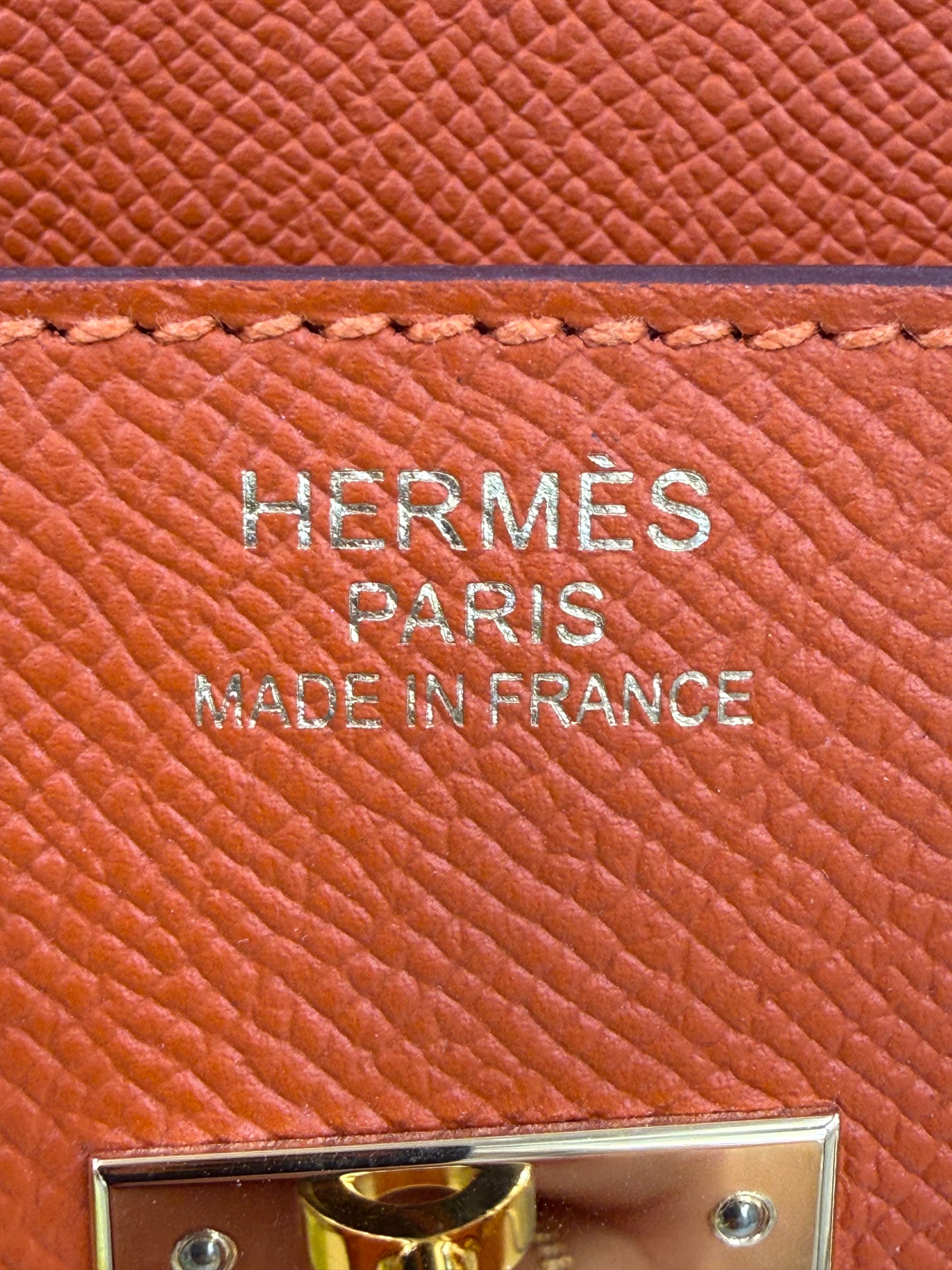 Detailaufnahme der Prägung und Naht der HERMÈS Birkin 35 Epsom orange GHW, Galerieposition 11, Portraitformat.