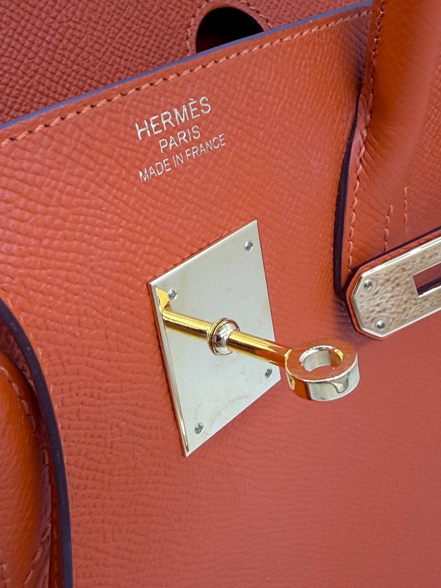 HERMÈS Birkin 35 Epsom orange GHW Nahaufnahme Schloss mit Schlüssel und geprägtem Hermès Paris Logo