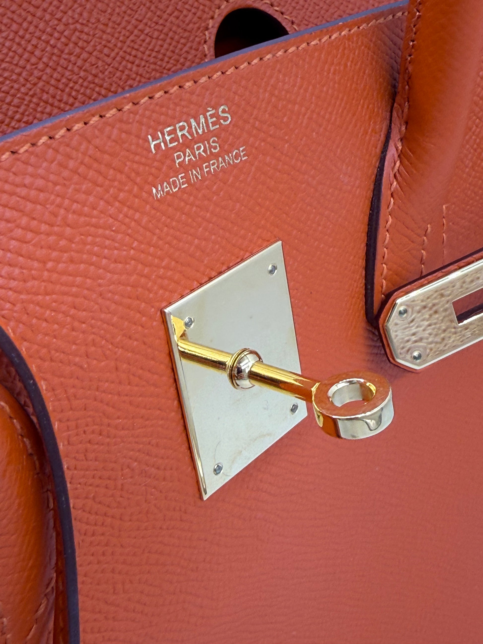 HERMÈS Birkin 35 Epsom orange GHW Nahaufnahme Schloss mit Schlüssel und geprägtem Hermès Paris Logo