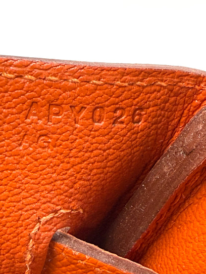 HERMÈS Birkin 35 Epsom orange GHW Nahaufnahme des Prägecodes auf der luxuriösen Designerhandtasche