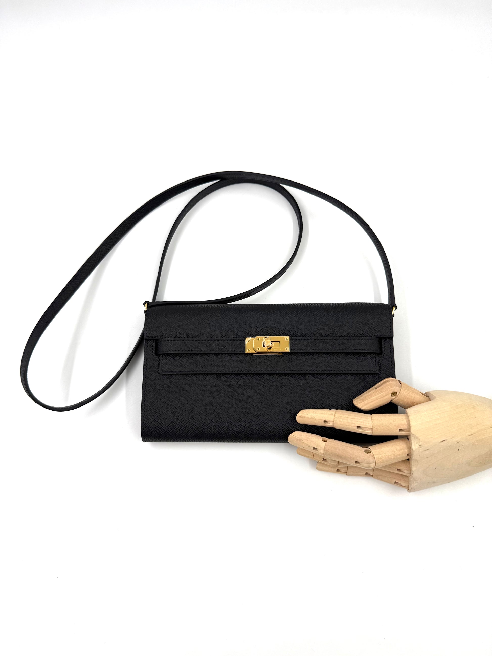 HERMÈS Kelly to Go Epsom schwarz GHW elegante schwarze Ledertasche mit goldfarbenem Verschluss und langem Trageriemen