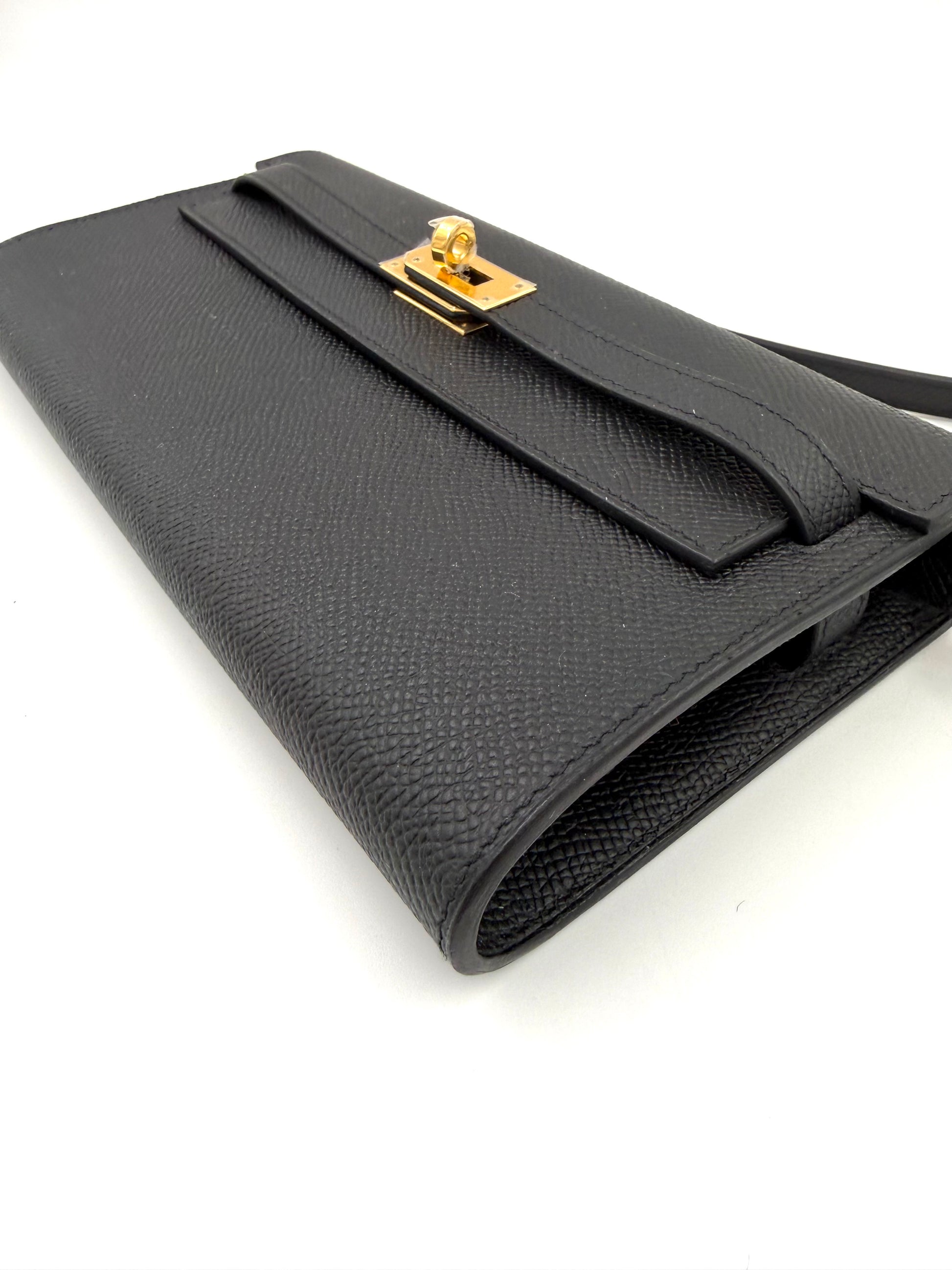 HERMÈS Kelly to Go Epsom schwarz GHW elegante schwarze Lederclutch mit goldfarbenem Drehverschluss und schmalem Trageriemen