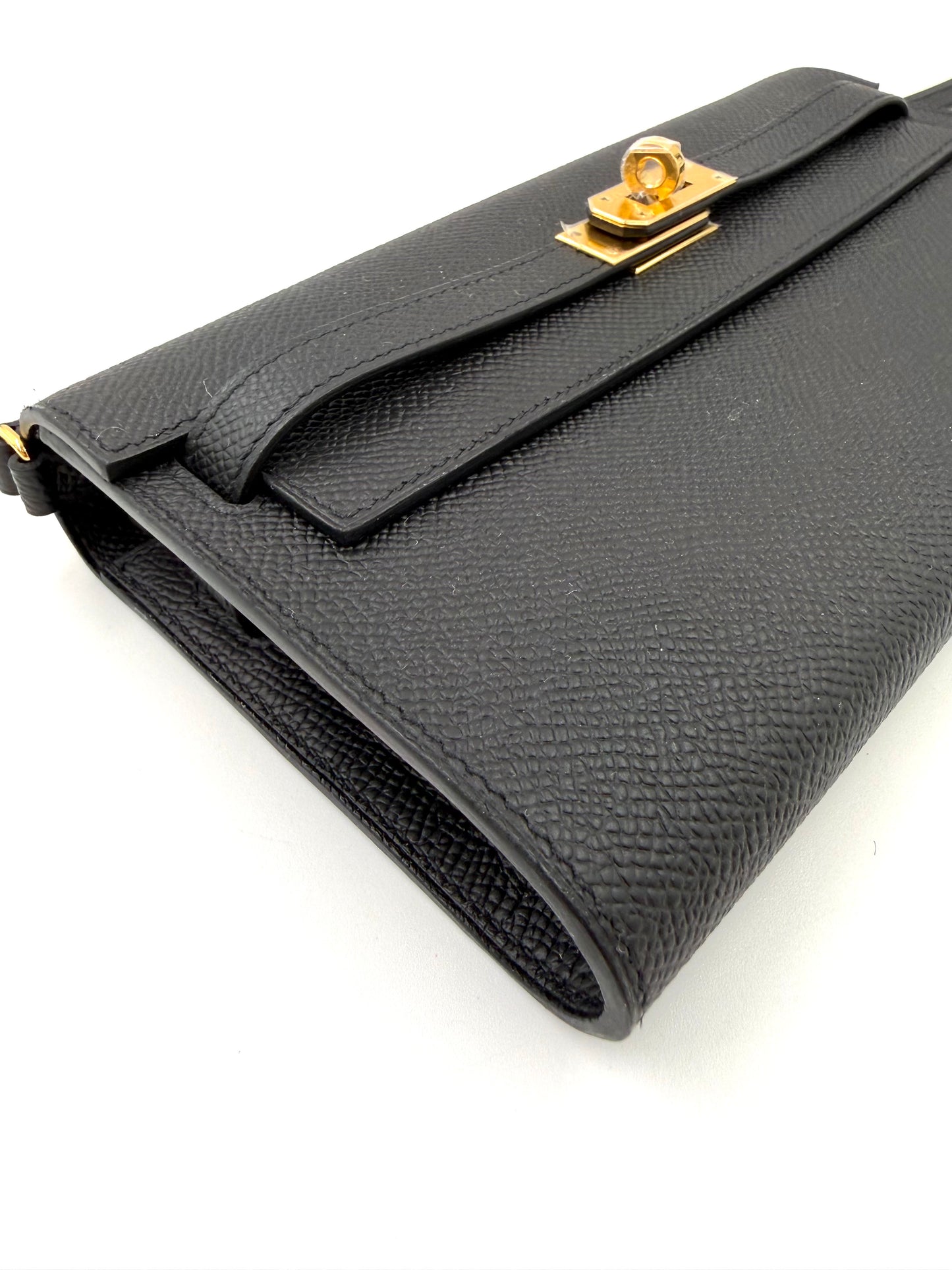 HERMÈS Kelly to Go Epsom schwarz GHW elegante schwarze Lederclutch mit goldenem Drehverschluss und tragbarem Riemen