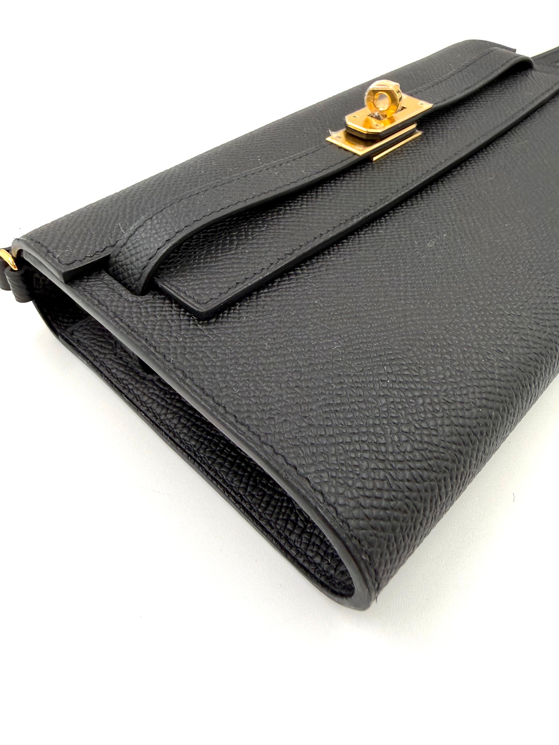 HERMÈS Kelly to Go Epsom schwarz GHW elegante schwarze Lederclutch mit goldenem Drehverschluss und tragbarem Riemen
