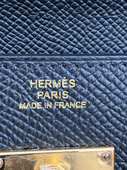 HERMÈS Kelly to Go Epsom schwarz GHW Detail der goldfarbenen Prägung auf genarbtem Leder in Schwarz