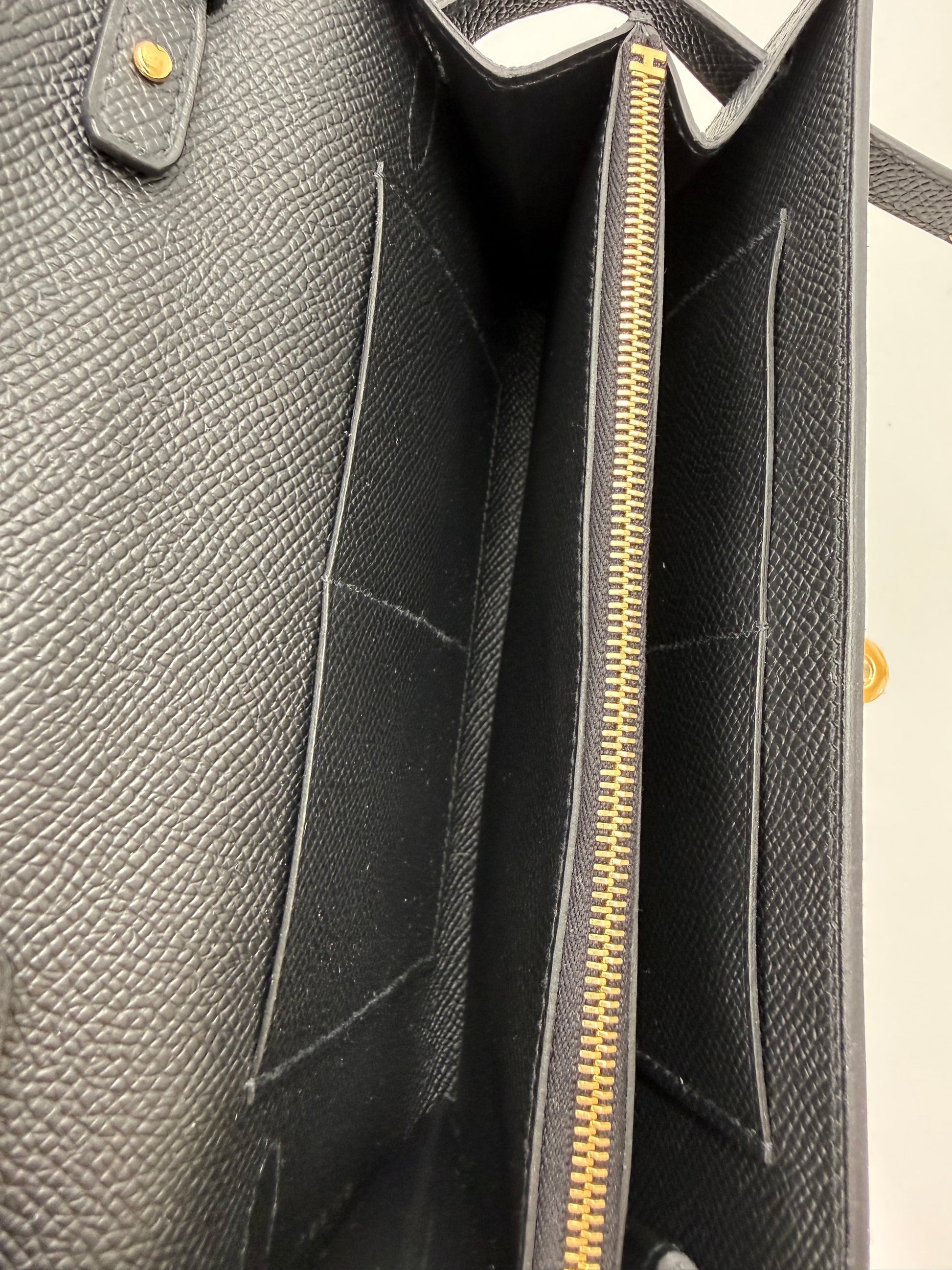 HERMÈS Kelly to Go Epsom schwarz GHW Innenansicht mit Reißverschlussfach und genarbtem Leder in Schwarz