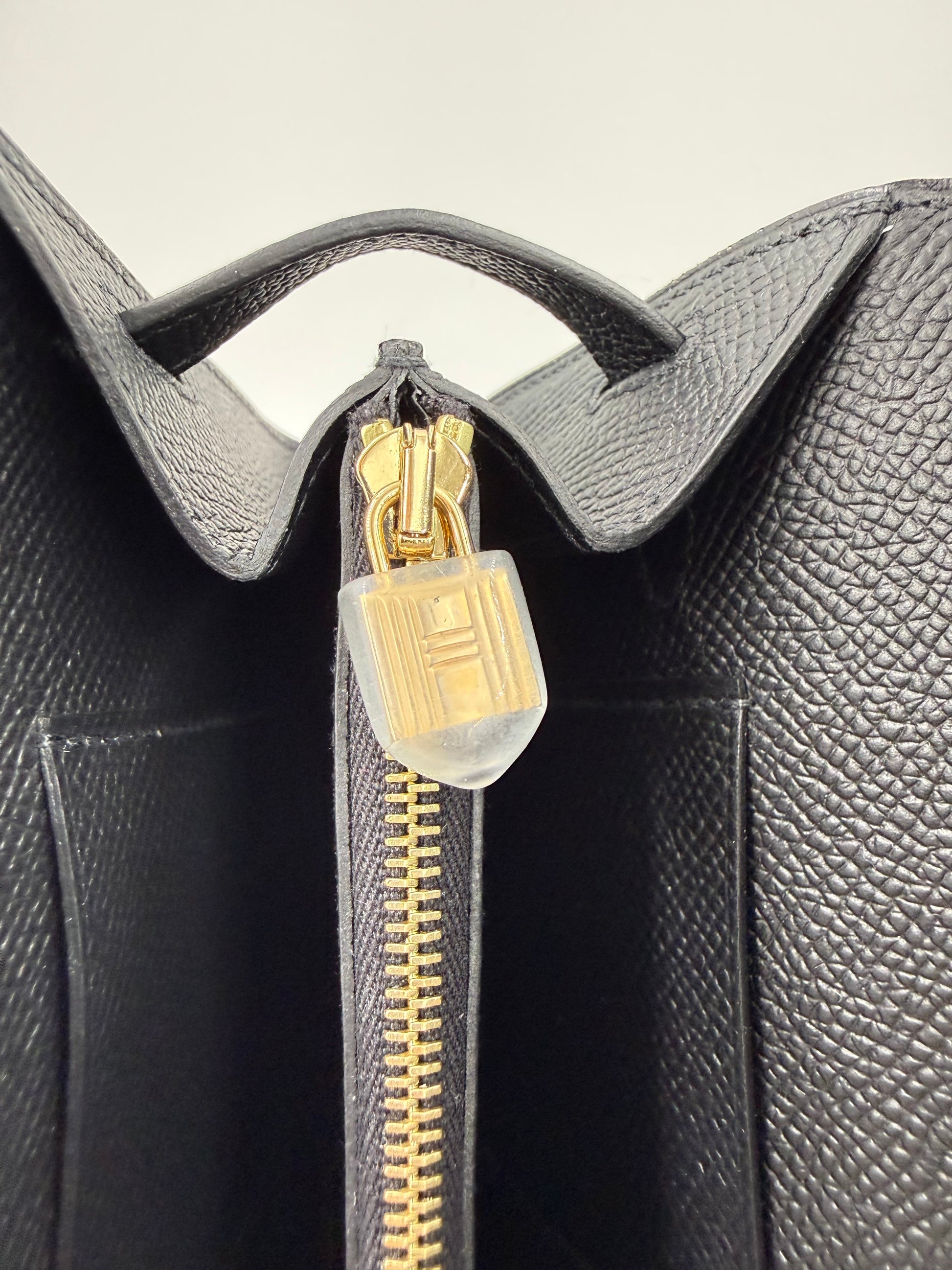 HERMÈS Kelly to Go Epsom schwarz GHW Detail des goldfarbenen Reißverschlusses und geprägtem Leder innen