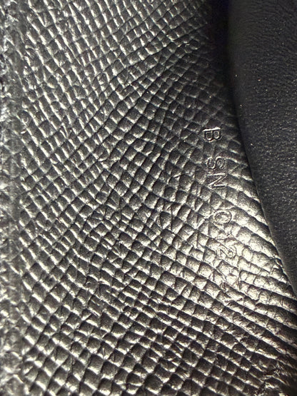 HERMÈS Kelly to Go Epsom schwarz GHW Detail des genarbten Leders mit Seriennummerprägung in Schwarz