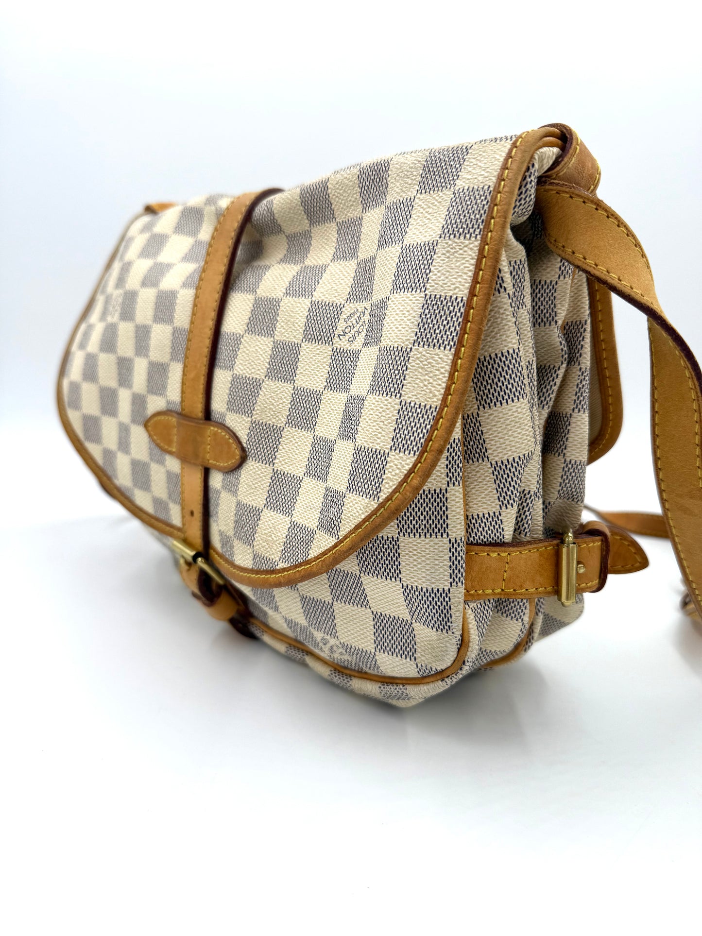 LOUIS VUITTON Saumur 30 Damier Azur Designer Handtasche Second Hand mit charakteristischem Karo-Muster und Lederdetails in Nahaufnahme