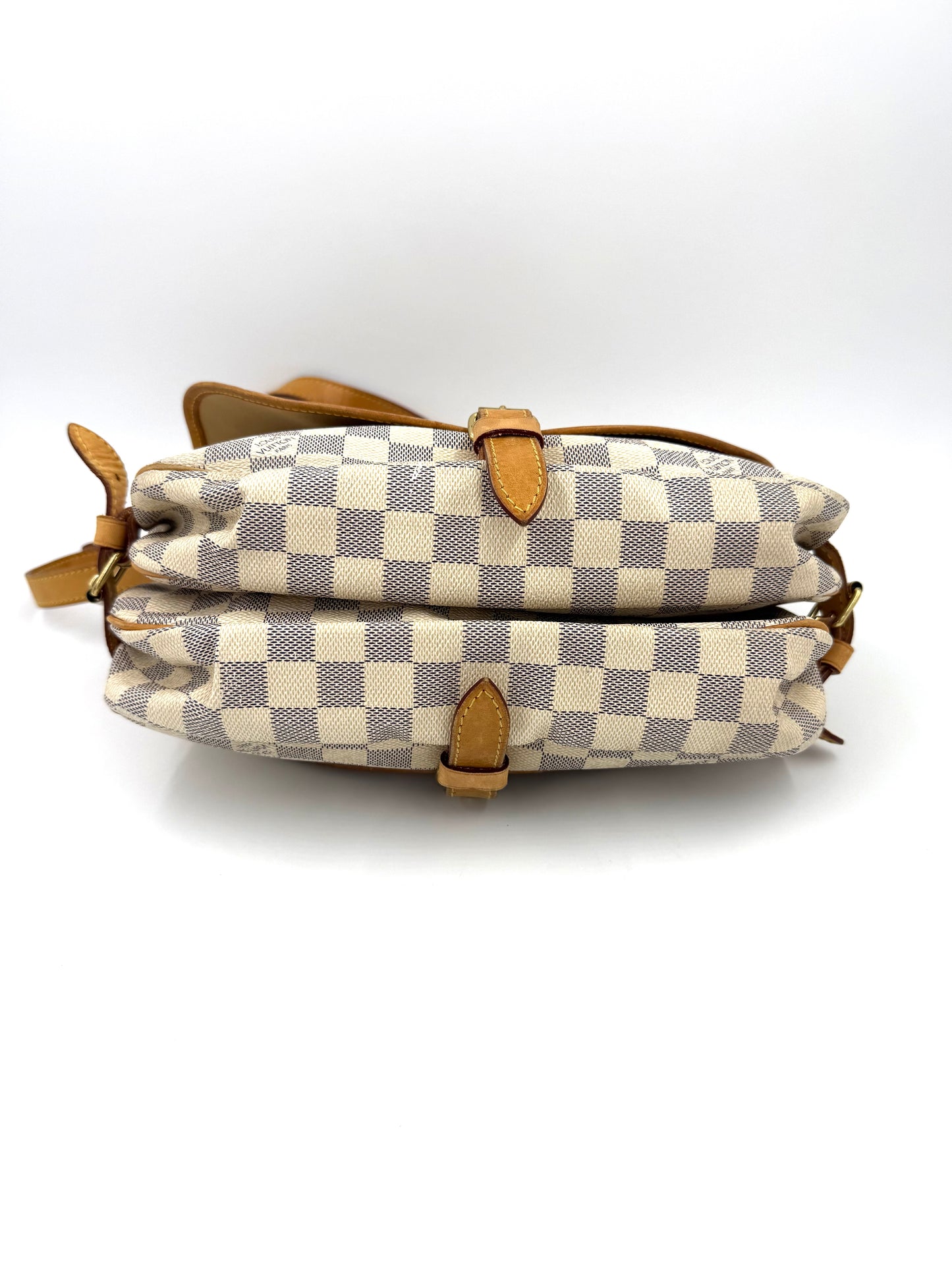 LOUIS VUITTON Saumur 30 Damier Azur Designer Handtasche second hand mit charakteristischem Karomuster und Lederriemen in Nahaufnahme