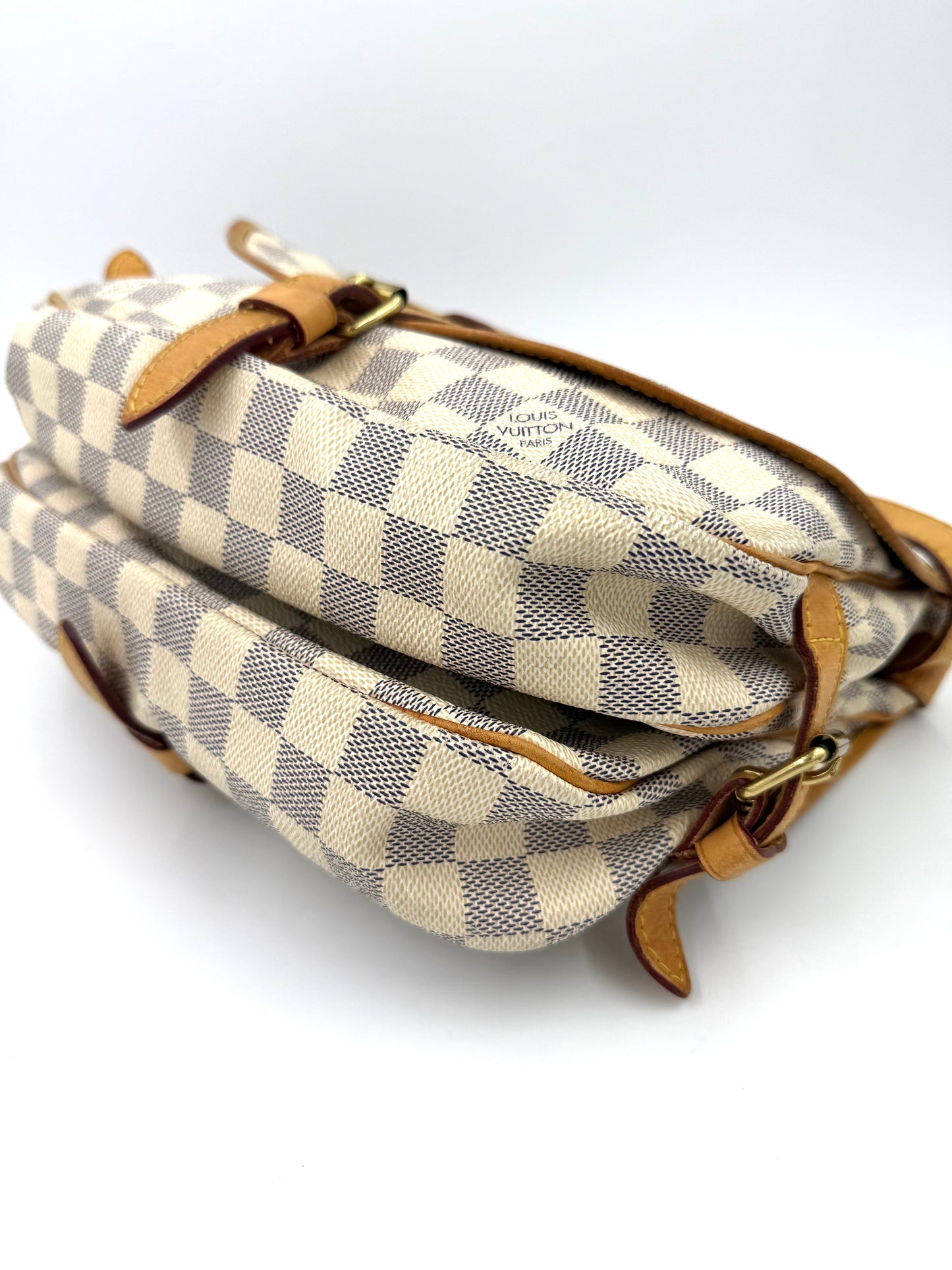 LOUIS VUITTON Saumur 30 Damier Azur mit charakteristischem Karomuster und feinen Lederrändern in Nahaufnahme