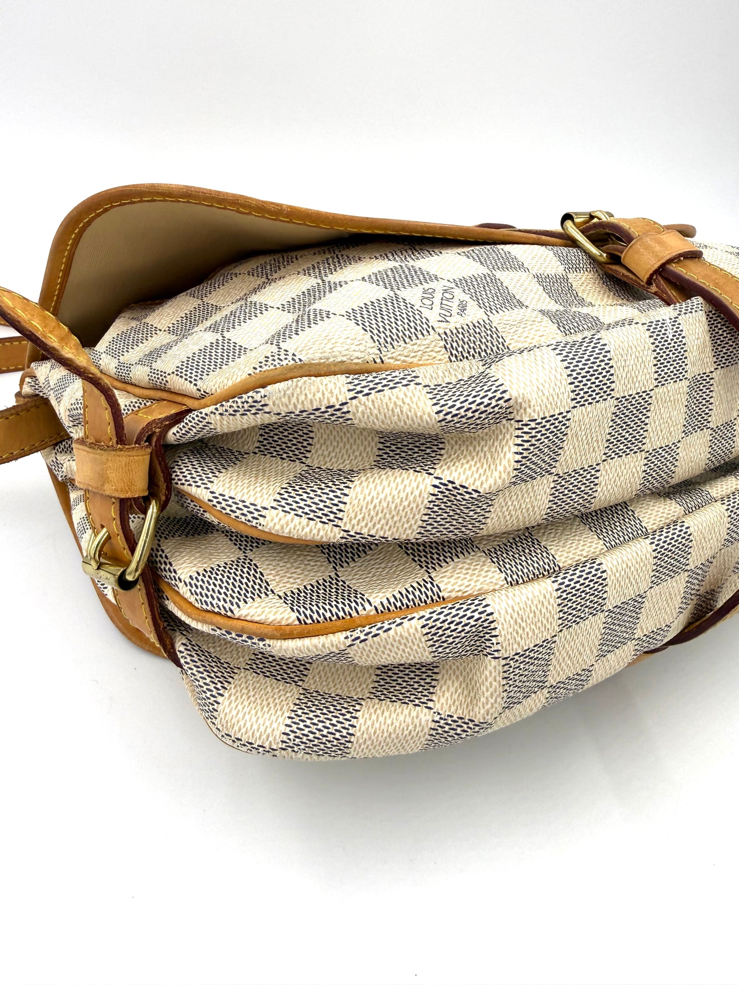 LOUIS VUITTON Saumur 30 Damier Azur mit charakteristischem Karo-Muster und hochwertigem Lederriemen in Nahaufnahme