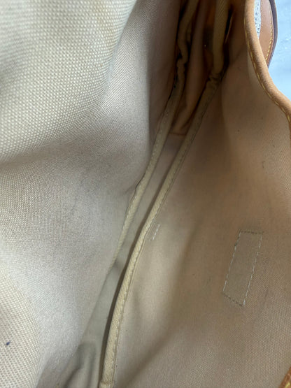 Innenansicht der LOUIS VUITTON Saumur 30 Damier Azur mit sauberem, beigem Innenfutter und feiner Verarbeitung in Secondhand-Qualität