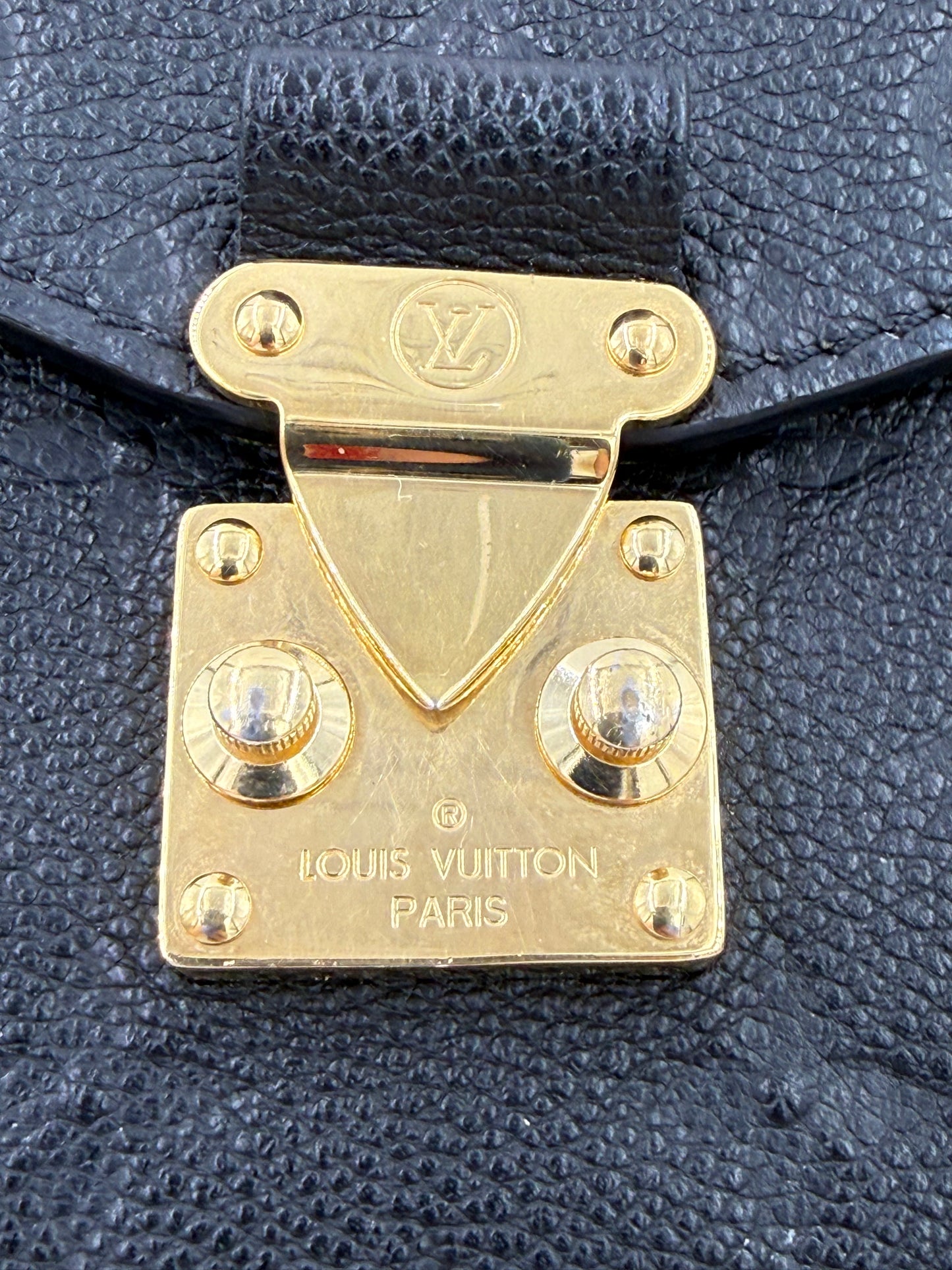 LOUIS VUITTON Pochette Metis Monogram Empreinte schwarz