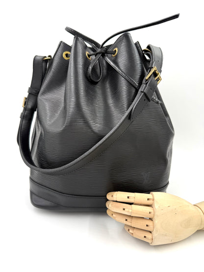 LOUIS VUITTON Noe grande Epi schwarz große Designer Tasche aus genarbtem Leder mit verstellbarem Schulterriemen second hand
