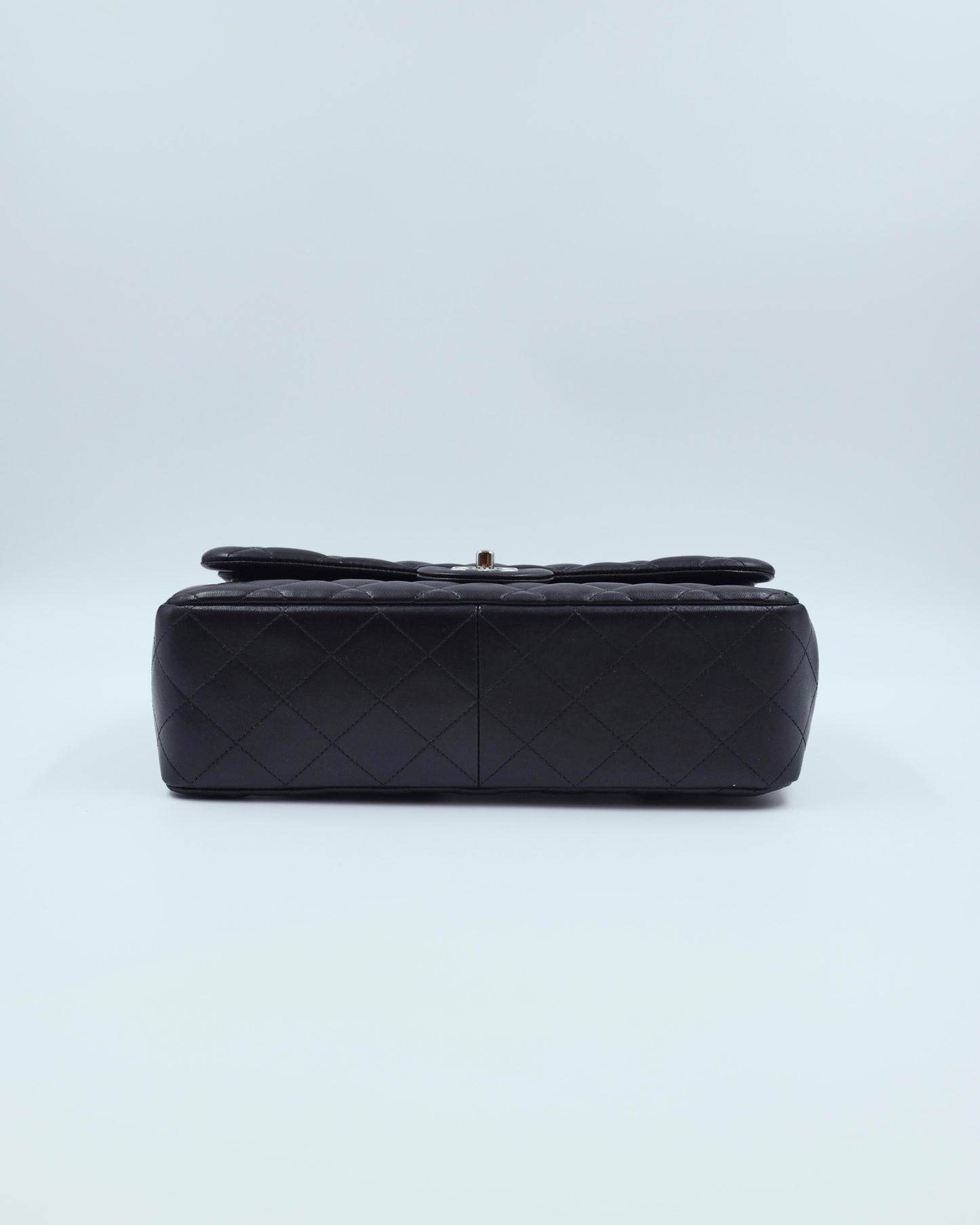 CHANEL Timeless Double Flap Jumbo schwarz SHW, schwarze gesteppte Designerhandtasche in Rückansicht