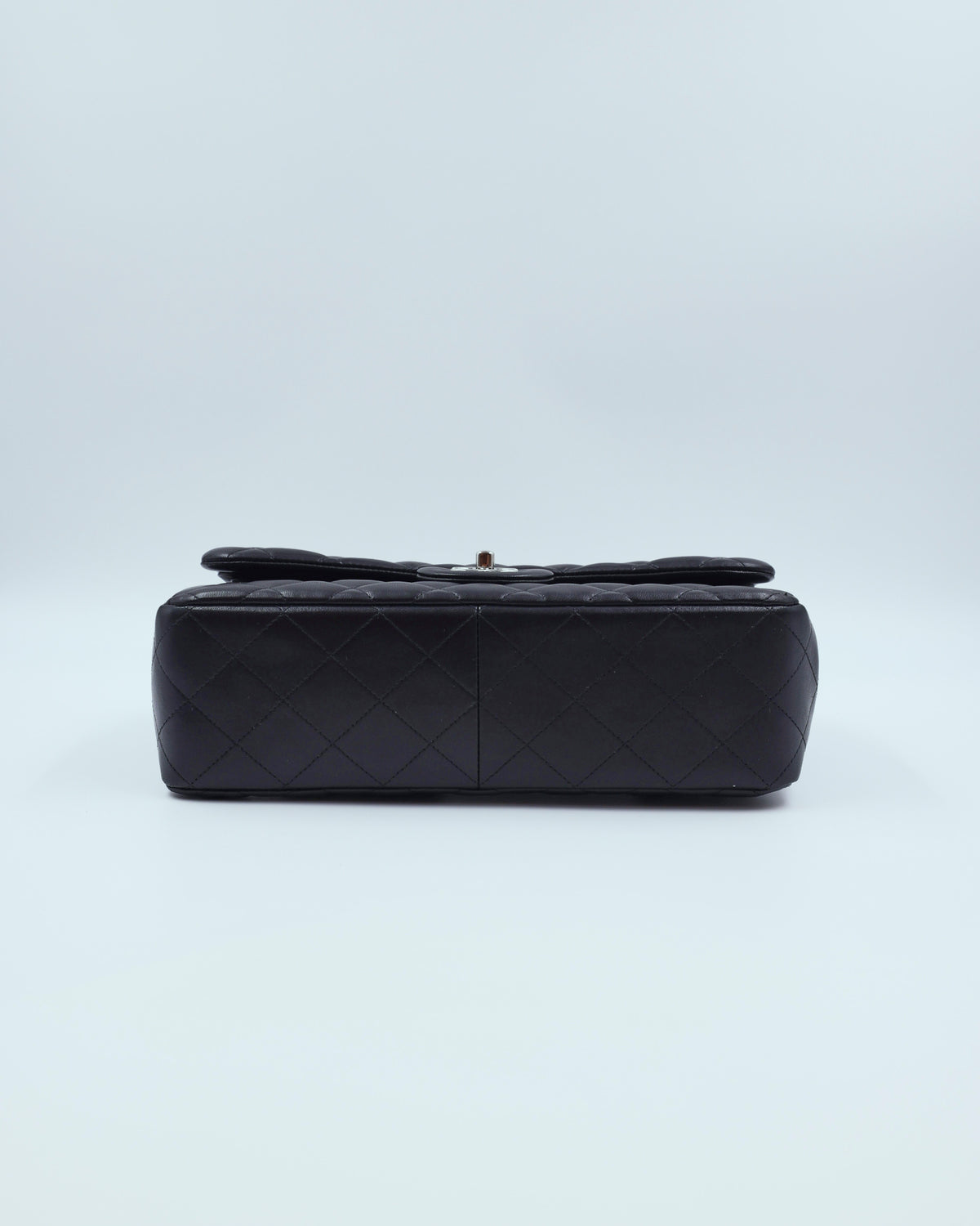 CHANEL Timeless Double Flap Jumbo schwarz SHW, schwarze gesteppte Designerhandtasche in Rückansicht