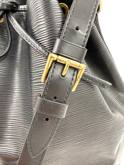 LOUIS VUITTON Noe grande Epi schwarz Detailaufnahme der verstellbaren Lederschlaufe mit goldfarbener Schnalle Designer Tasche