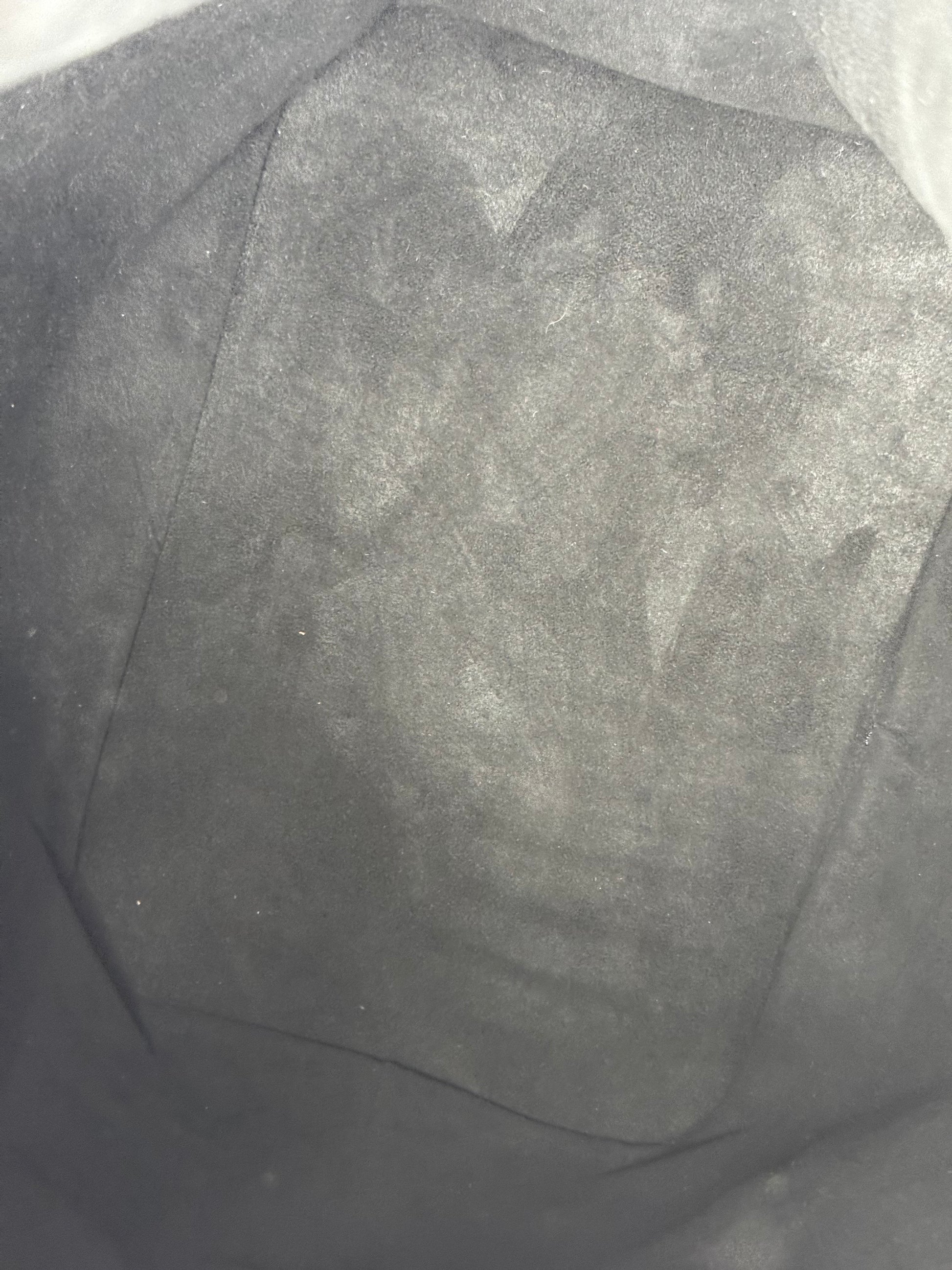 LOUIS VUITTON Noe grande Epi schwarz Innenansicht mit feinem Veloursfutter, hochwertige Designer Handtasche second hand