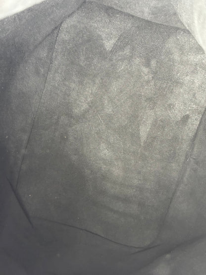 LOUIS VUITTON Noe grande Epi schwarz Innenansicht mit feinem Veloursfutter, hochwertige Designer Handtasche second hand