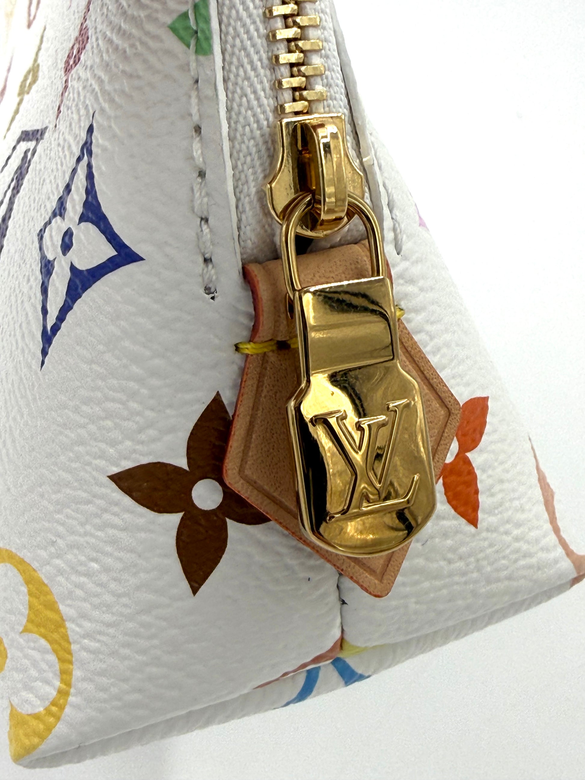 LOUIS VUITTON Pochette Cosmetique Multicolor x Murakami Nahaufnahme vom goldfarbenen LV-Schloss auf weißem Canvas mit buntem Monogramm