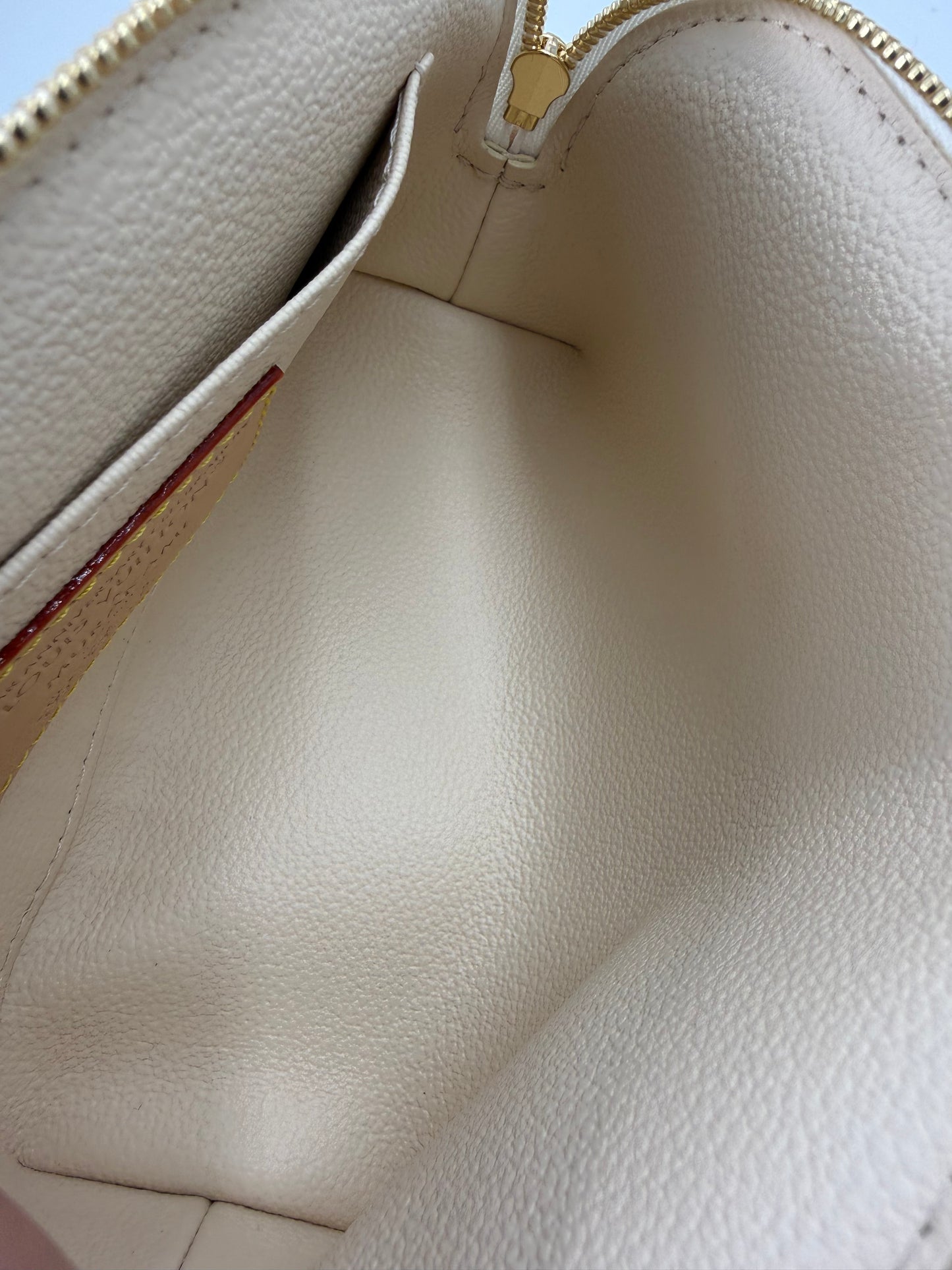 Innenansicht der LOUIS VUITTON Pochette Cosmetique Multicolor x Murakami mit hellem Leder und kleiner Innentasche