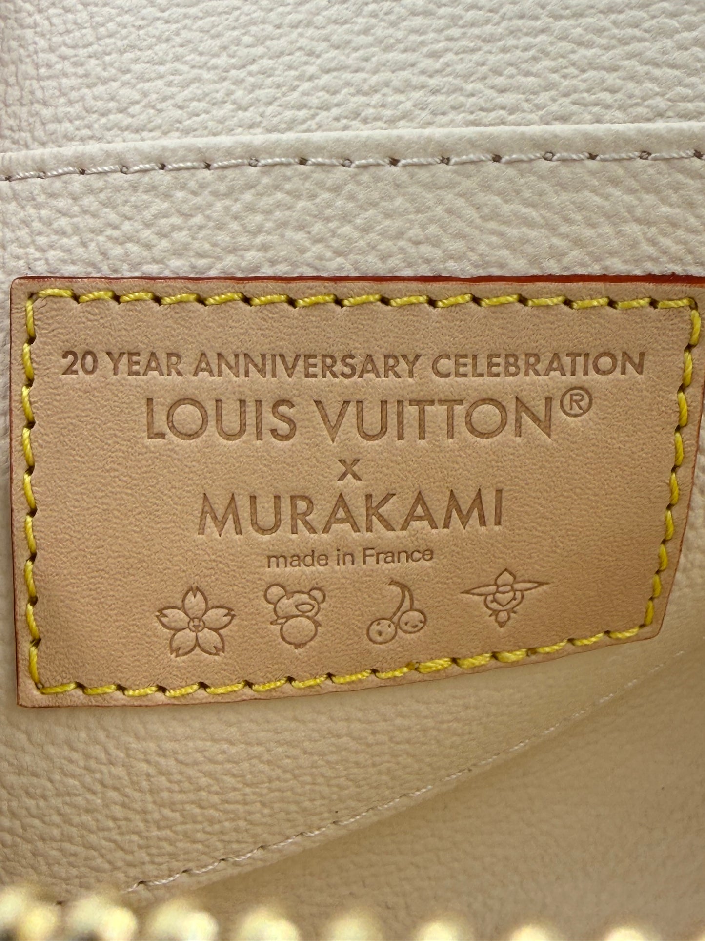Innenlederetikett der LOUIS VUITTON Pochette Cosmetique Multicolor x Murakami in Beige mit Jubiläumsprägung Frankreich
