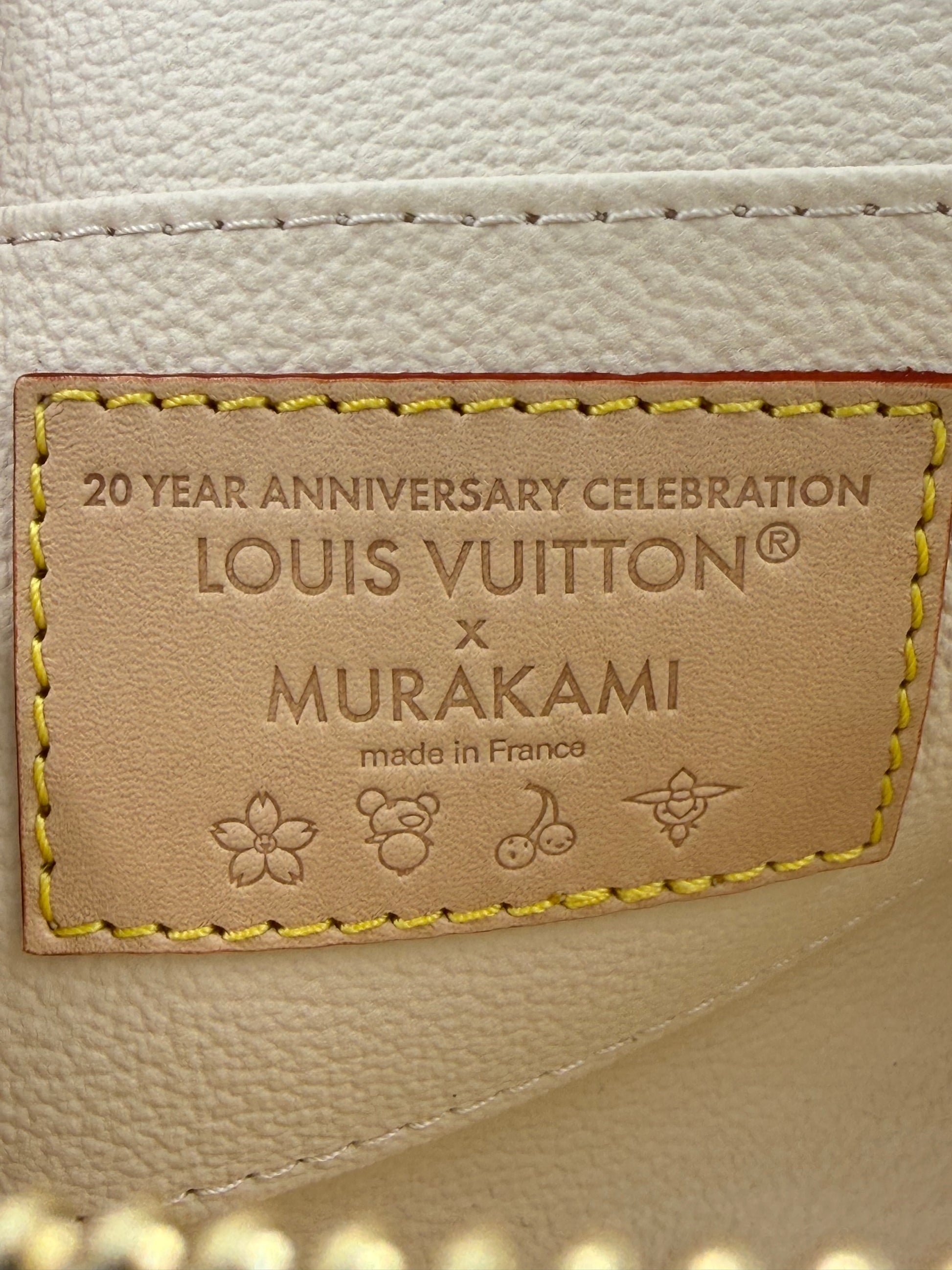 Innenlederetikett der LOUIS VUITTON Pochette Cosmetique Multicolor x Murakami in Beige mit Jubiläumsprägung Frankreich