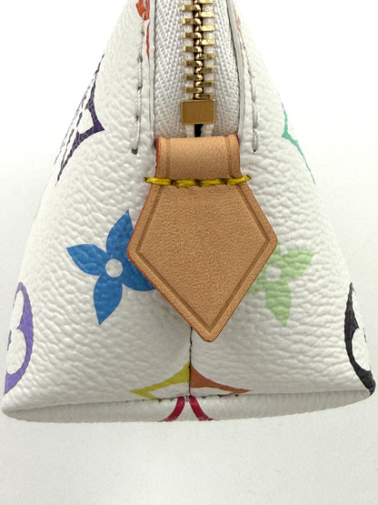 Seitenansicht der LOUIS VUITTON Pochette Cosmetique Multicolor x Murakami mit Lederanhänger und buntem Monogramm auf weißem Canvas