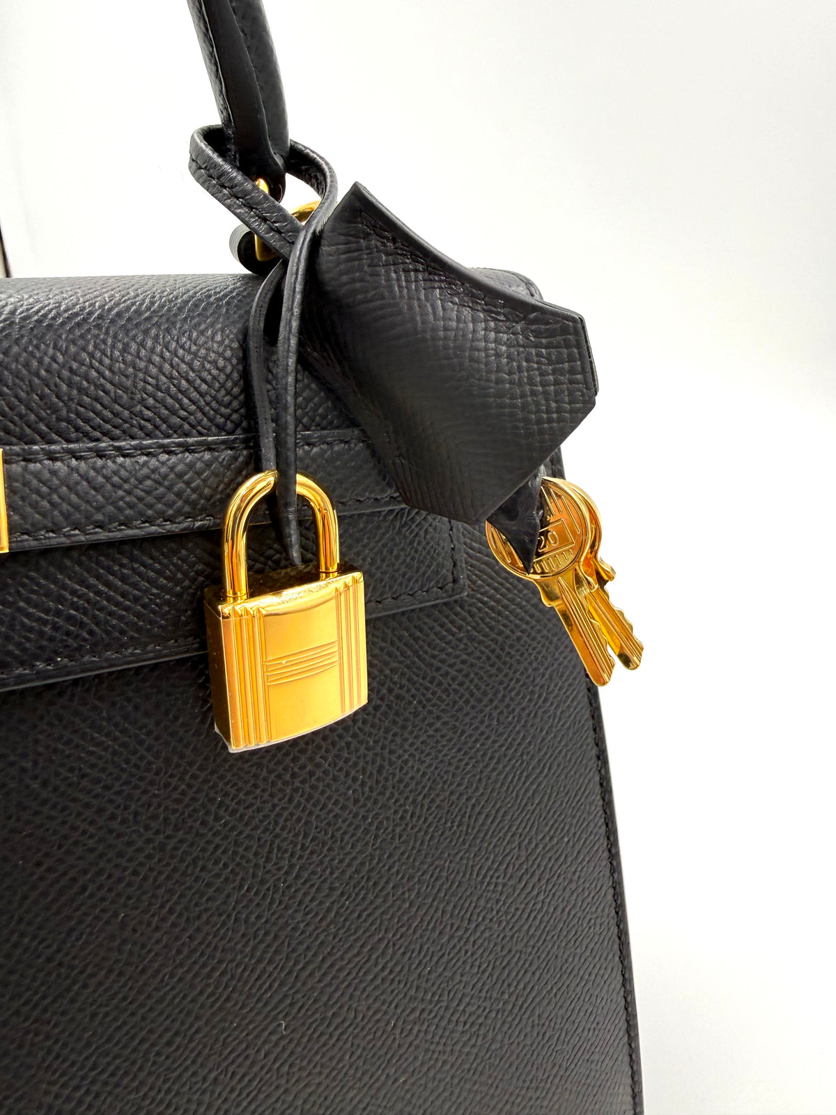 HERMÈS Kelly 25 Epsom Schwarz GHW