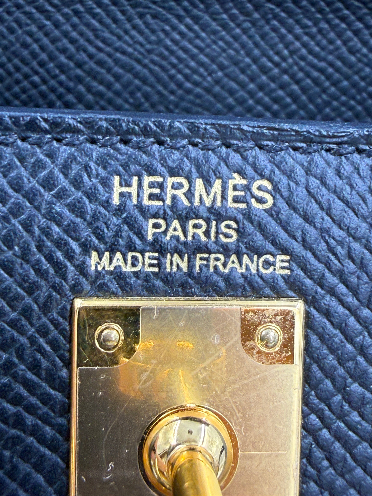 HERMÈS Kelly 25 Epsom Schwarz GHW