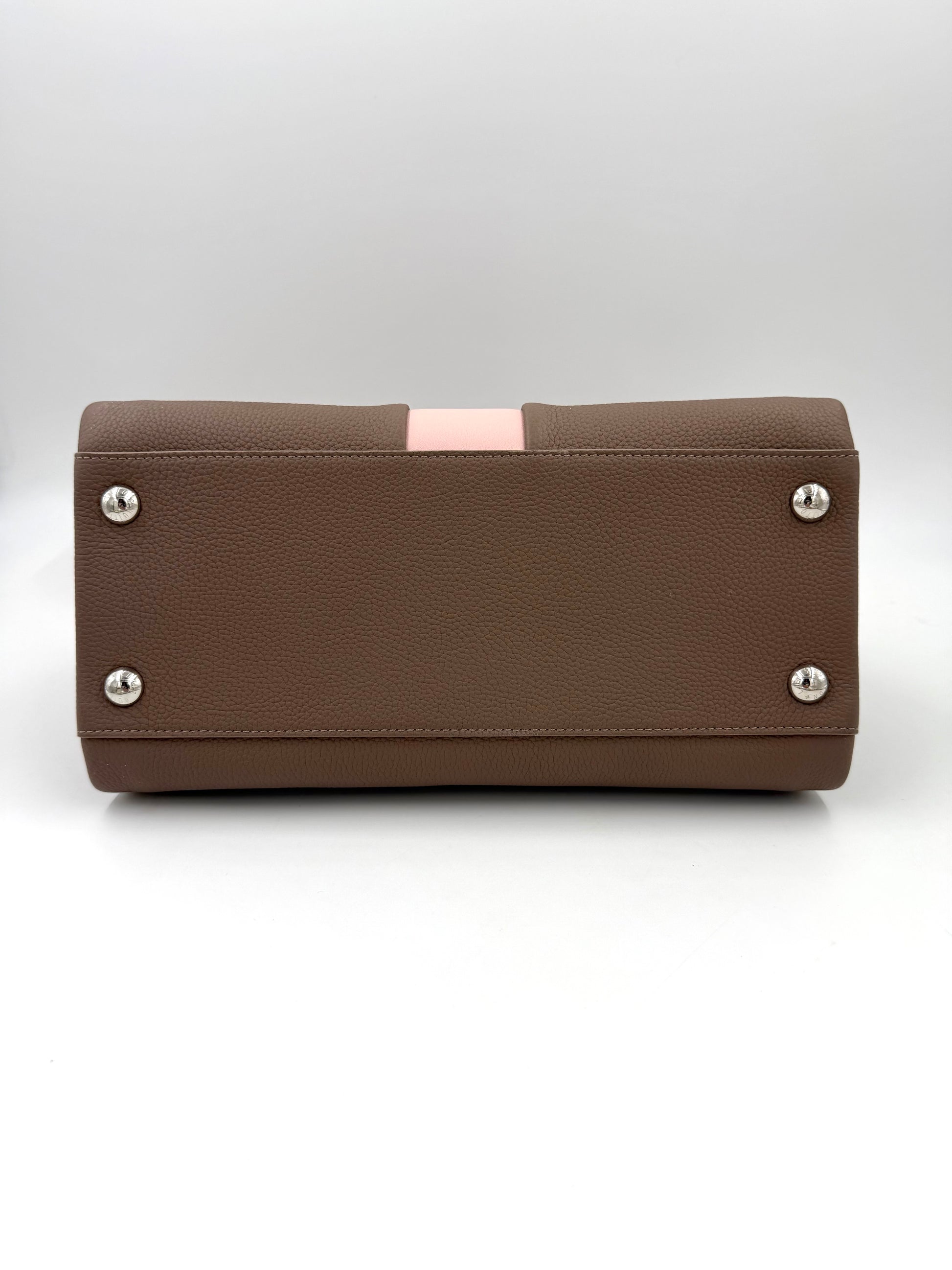 LOUIS VUITTON Astrid Taupe Rose Bodenansicht der Designer Handtasche mit geprägtem Leder und silbernen Metallfüßen second hand