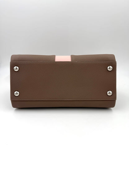 LOUIS VUITTON Astrid Taupe Rose Bodenansicht der Designer Handtasche mit geprägtem Leder und silbernen Metallfüßen second hand