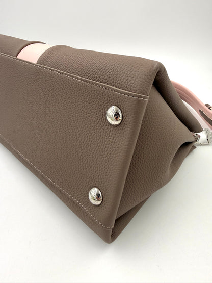 LOUIS VUITTON Astrid Taupe Rose Bodenansicht mit feinem genarbtem Leder und silbernen Metallfüßen, Designerhandtasche second hand