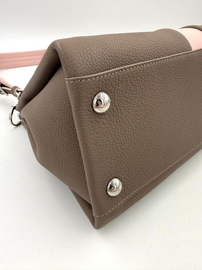 LOUIS VUITTON Astrid Taupe Rose Bodenansicht mit silbernen Metallfüßen und feiner Naht an Secondhand Designerhandtasche
