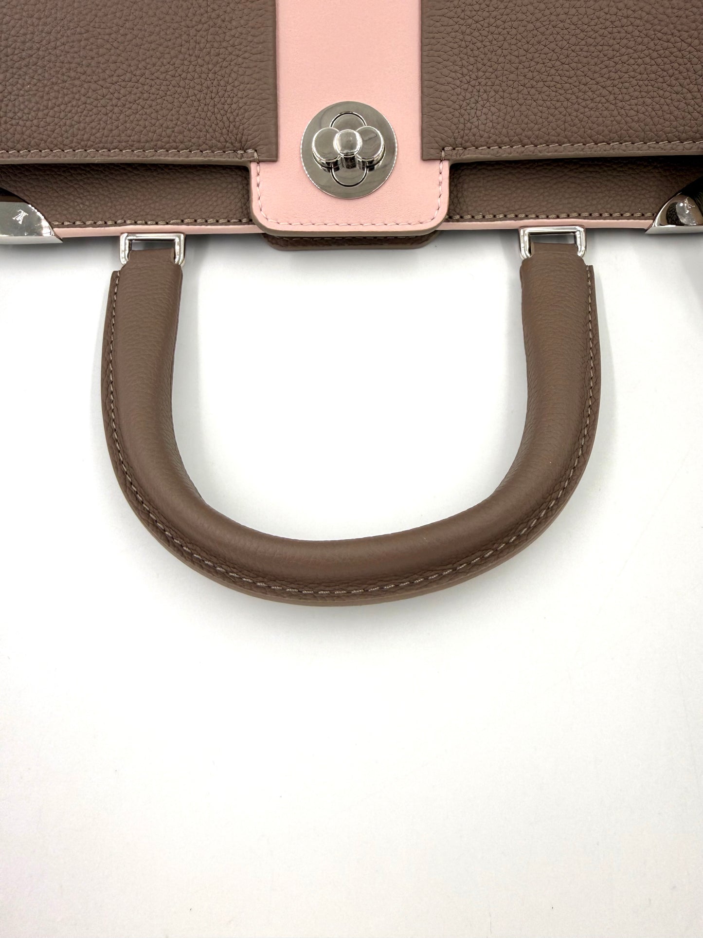 LOUIS VUITTON Astrid Taupe Rose Detailansicht des robusten Ledergriffs und silbernen Drehverschlusses der Designer Handtasche second hand