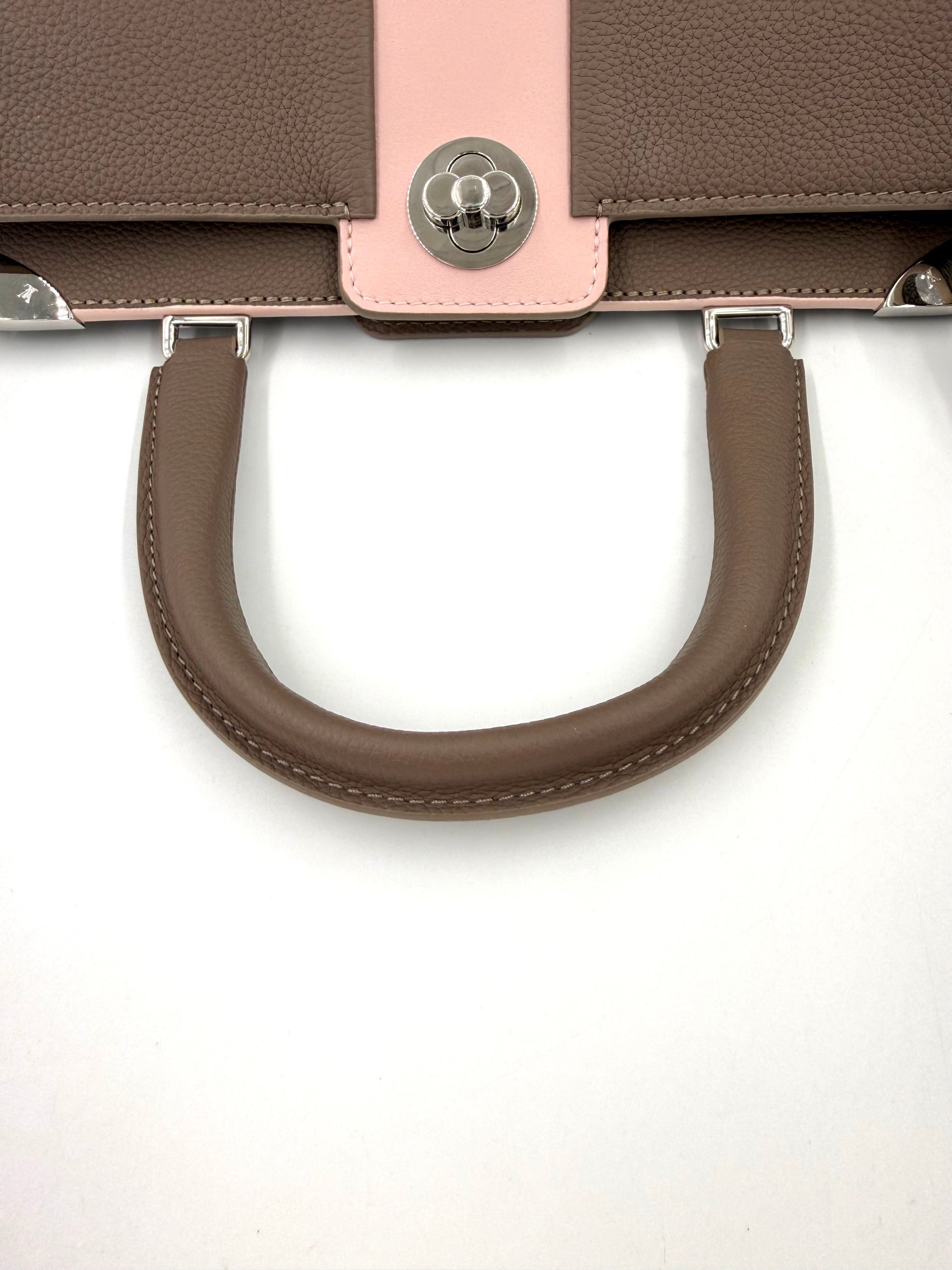 LOUIS VUITTON Astrid Taupe Rose Detailansicht des robusten Ledergriffs und silbernen Drehverschlusses der Designer Handtasche second hand