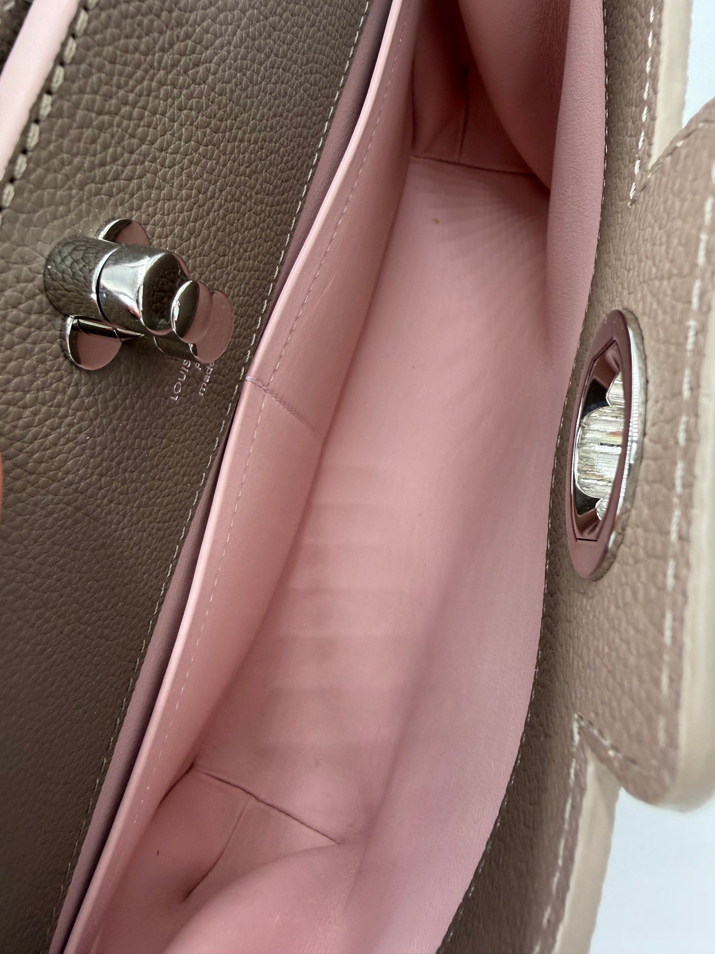 LOUIS VUITTON Astrid Taupe Rose Innenaufnahme mit rosa Lederfutter und silbernem Drehverschluss, Designer Handtasche second hand