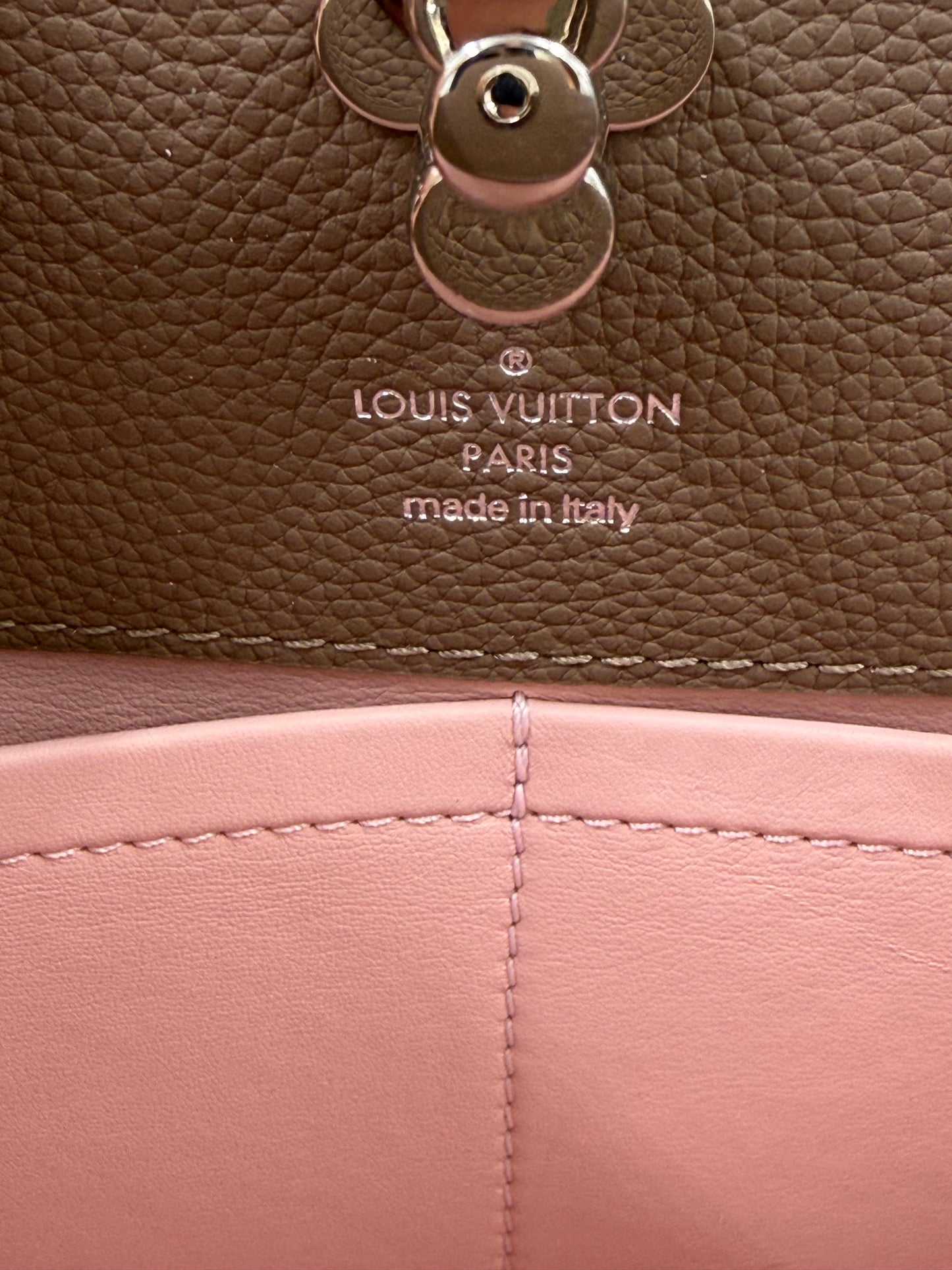 LOUIS VUITTON Astrid Taupe Rose Detailaufnahme Logo Prägung und Naht am zweifarbigen Leder der Designerhandtasche