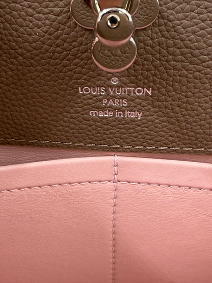 LOUIS VUITTON Astrid Taupe Rose Detailaufnahme Logo Prägung und Naht am zweifarbigen Leder der Designerhandtasche