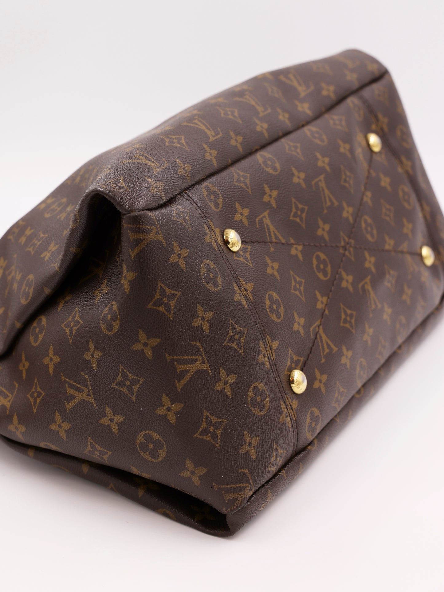 LOUIS VUITTON Artsy MM Monogram Canvas mit Tasselanhänger