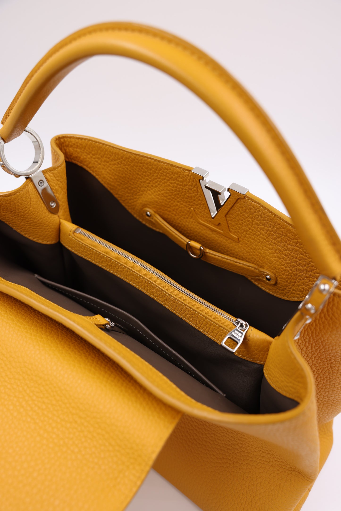 LOUIS VUITTON Capucines MM Safran
