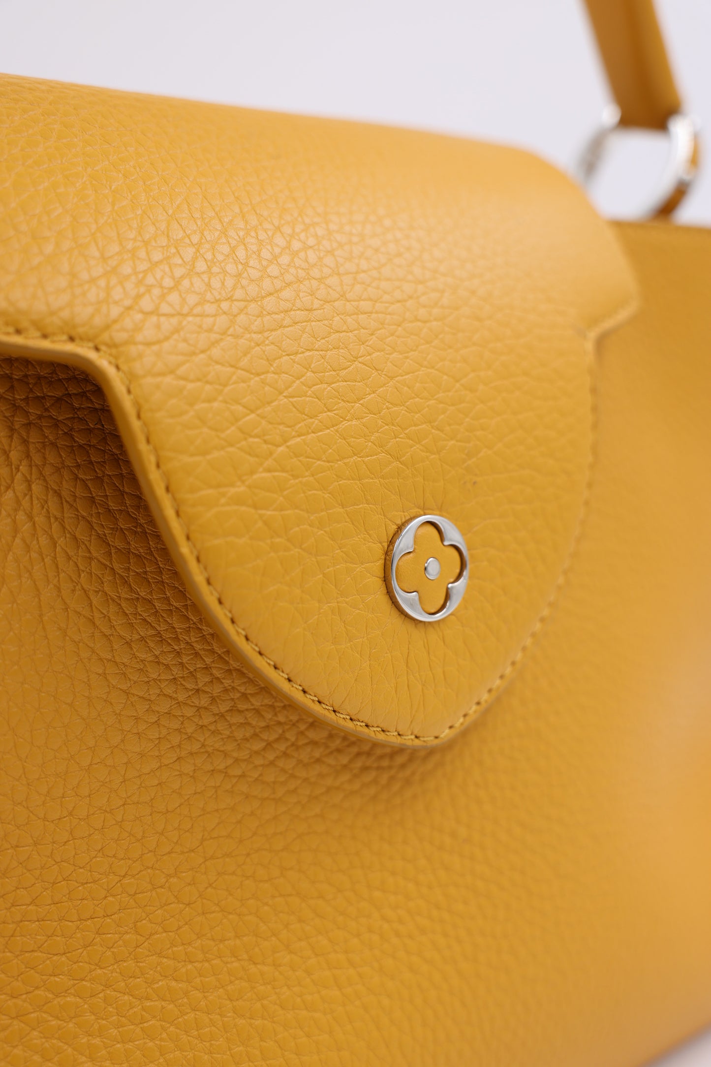 LOUIS VUITTON Capucines MM Safran