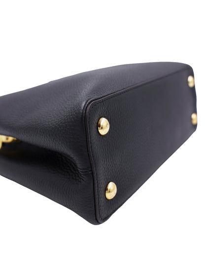 LOUIS VUITTON Capucines MM Taurillon schwarz schwarze Designerhandtasche aus genarbtem Leder mit goldfarbenen Füßen