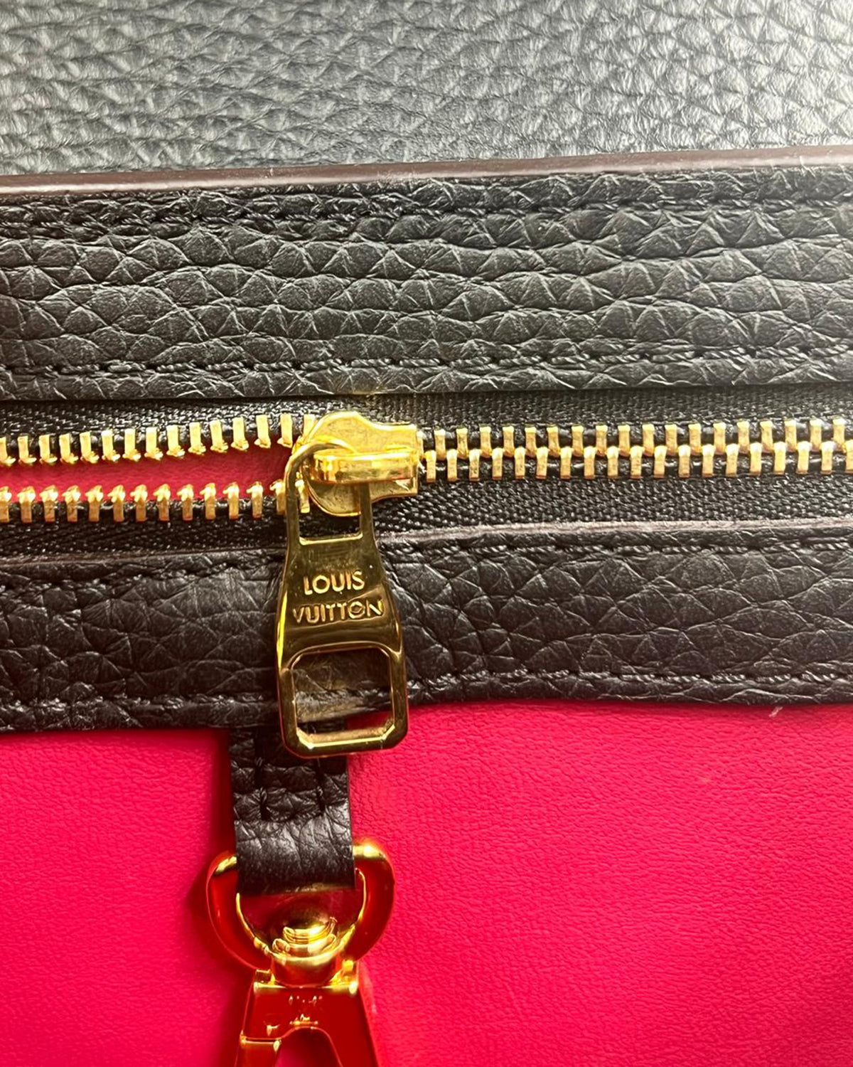 LOUIS VUITTON Capucines MM Taurillon schwarz mit goldfarbenem Reißverschlussdetail